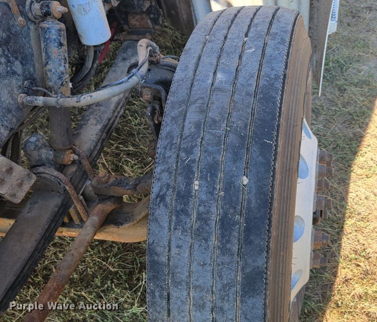 image for item JC9634 2010 Peterbilt 386  semi truck