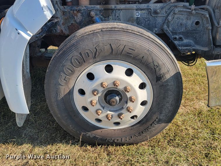 image for item JC9634 2010 Peterbilt 386  semi truck