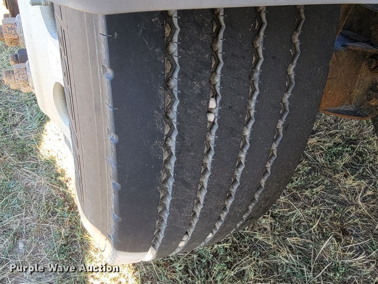 image for item JC9634 2010 Peterbilt 386  semi truck