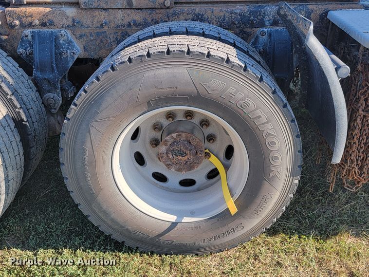 image for item JC9634 2010 Peterbilt 386  semi truck