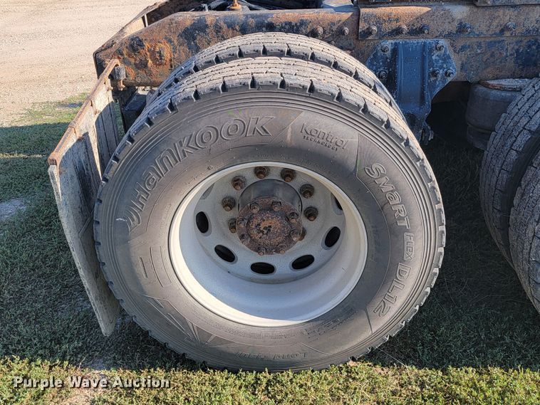 image for item JC9634 2010 Peterbilt 386  semi truck