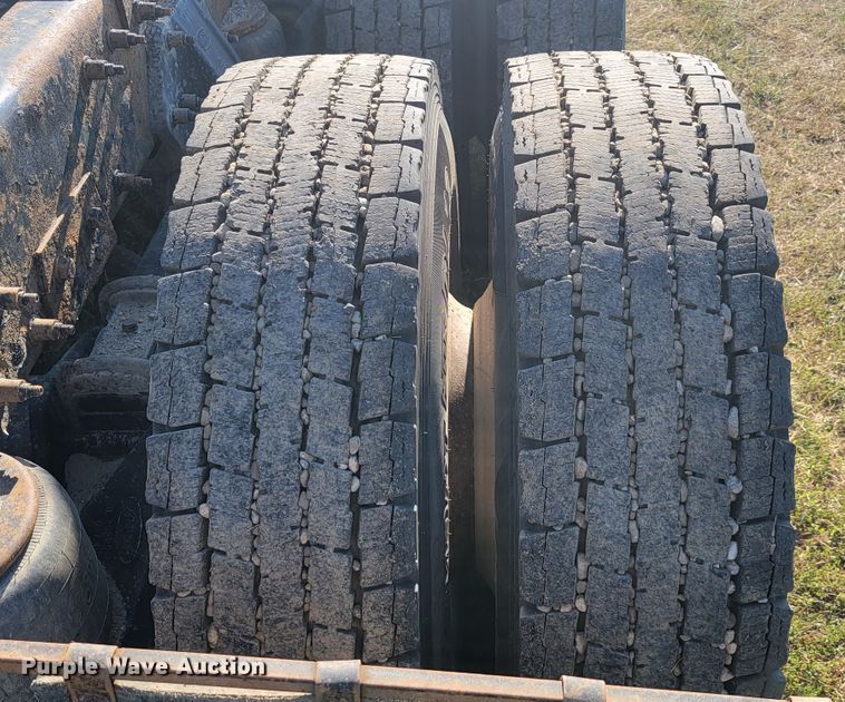 image for item JC9634 2010 Peterbilt 386  semi truck