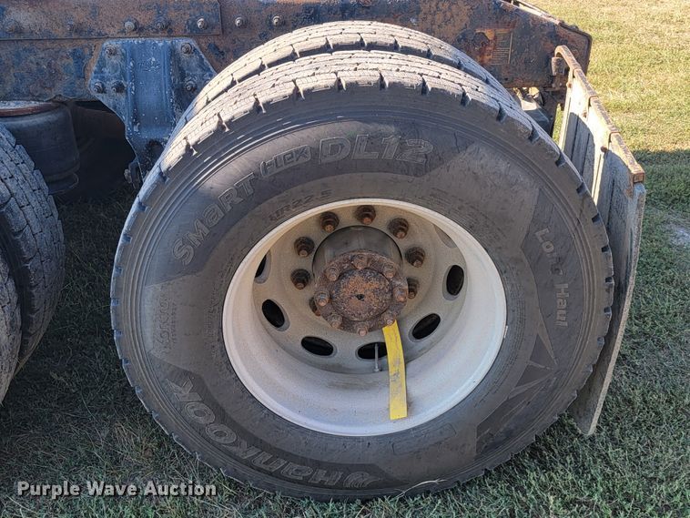 image for item JC9634 2010 Peterbilt 386  semi truck