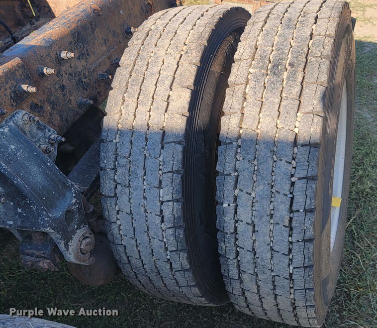 image for item JC9634 2010 Peterbilt 386  semi truck