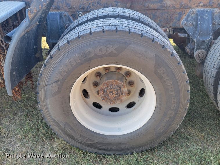 image for item JC9634 2010 Peterbilt 386  semi truck