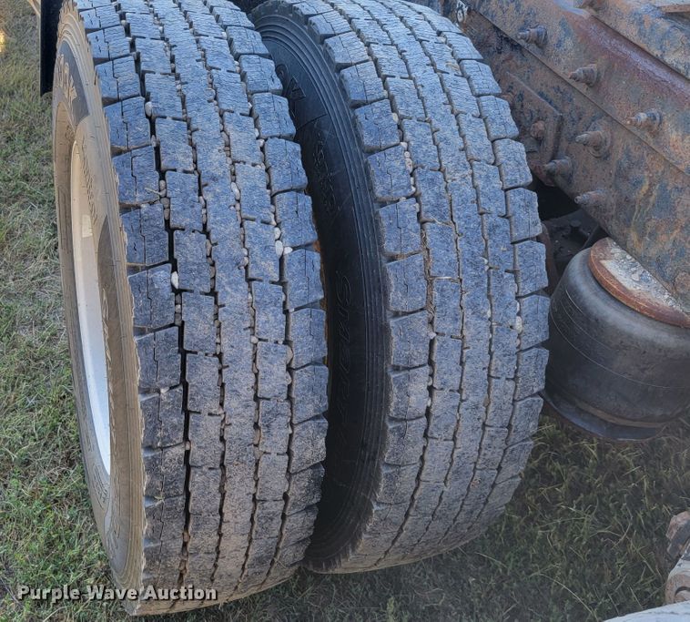 image for item JC9634 2010 Peterbilt 386  semi truck