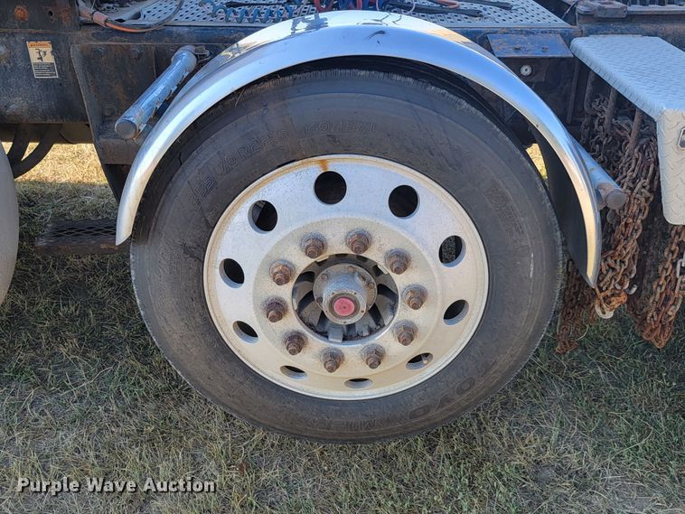 image for item JC9634 2010 Peterbilt 386  semi truck