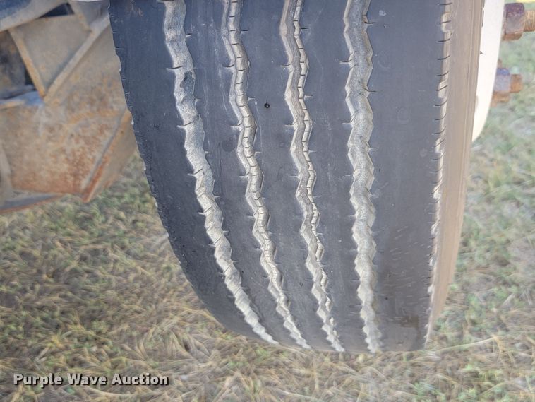 image for item JC9634 2010 Peterbilt 386  semi truck