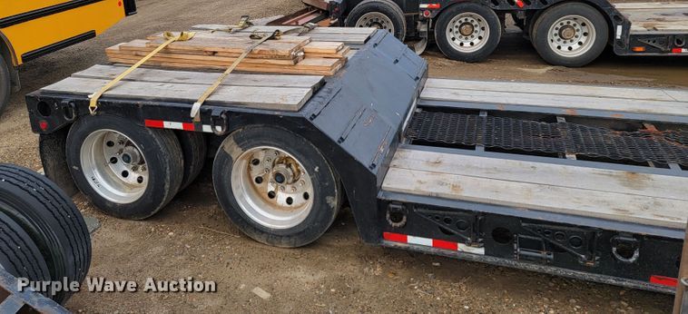 image for item JC9761 2000 Fontaine  lowboy equipment trailer