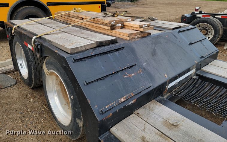 image for item JC9761 2000 Fontaine  lowboy equipment trailer