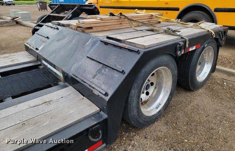 image for item JC9761 2000 Fontaine  lowboy equipment trailer