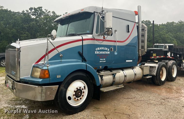 image for item JM9140 1992 White GMC WIA  Semi Truck