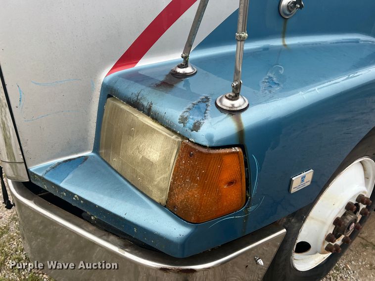 image for item JM9140 1992 White GMC WIA  Semi Truck