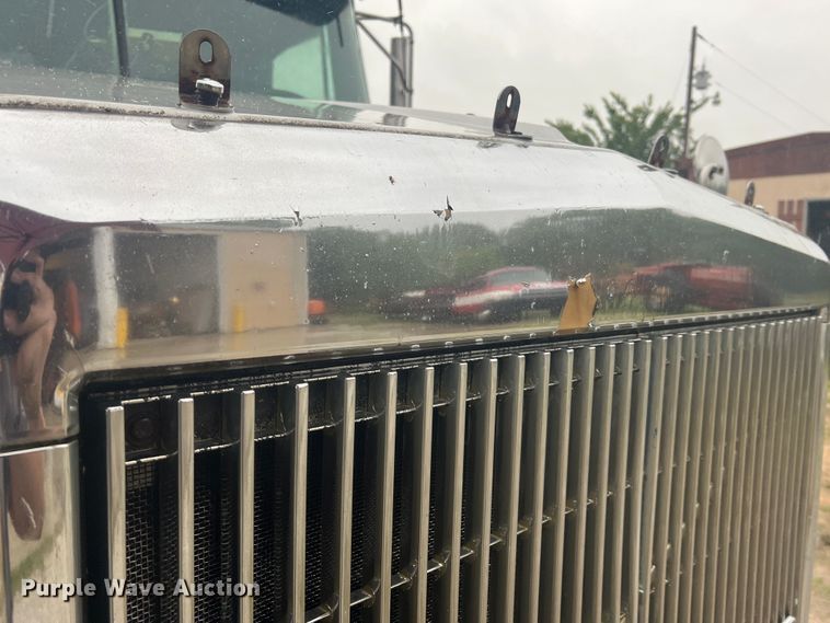 image for item JM9140 1992 White GMC WIA  Semi Truck