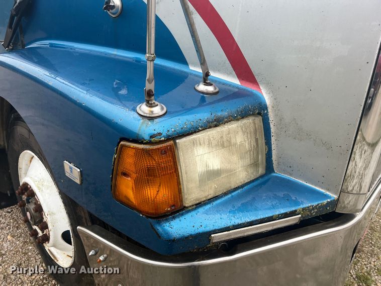 image for item JM9140 1992 White GMC WIA  Semi Truck