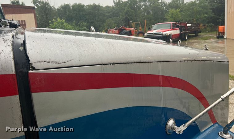 image for item JM9140 1992 White GMC WIA  Semi Truck