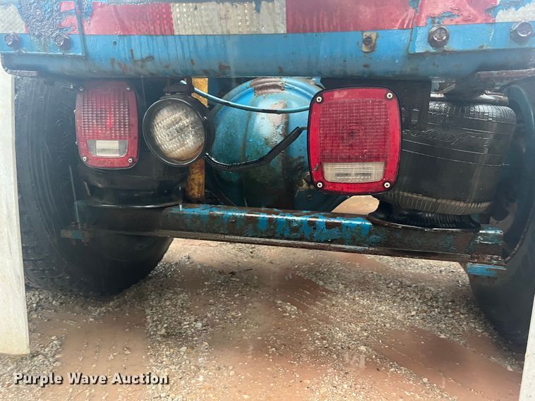 image for item JM9140 1992 White GMC WIA  Semi Truck