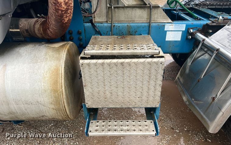 image for item JM9140 1992 White GMC WIA  Semi Truck