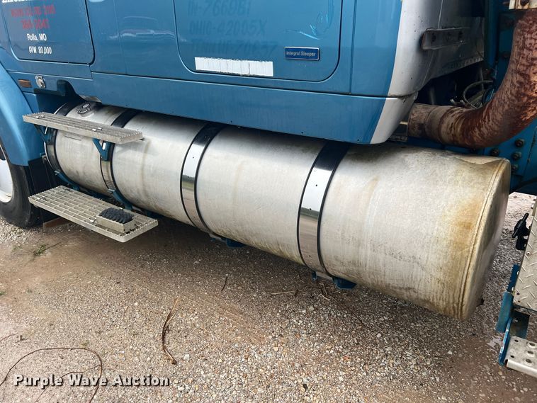 image for item JM9140 1992 White GMC WIA  Semi Truck