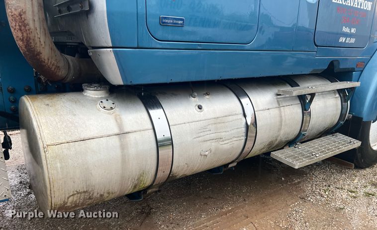 image for item JM9140 1992 White GMC WIA  Semi Truck