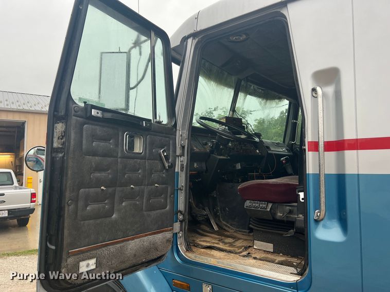 image for item JM9140 1992 White GMC WIA  Semi Truck