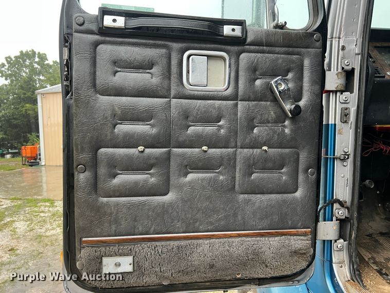 image for item JM9140 1992 White GMC WIA  Semi Truck