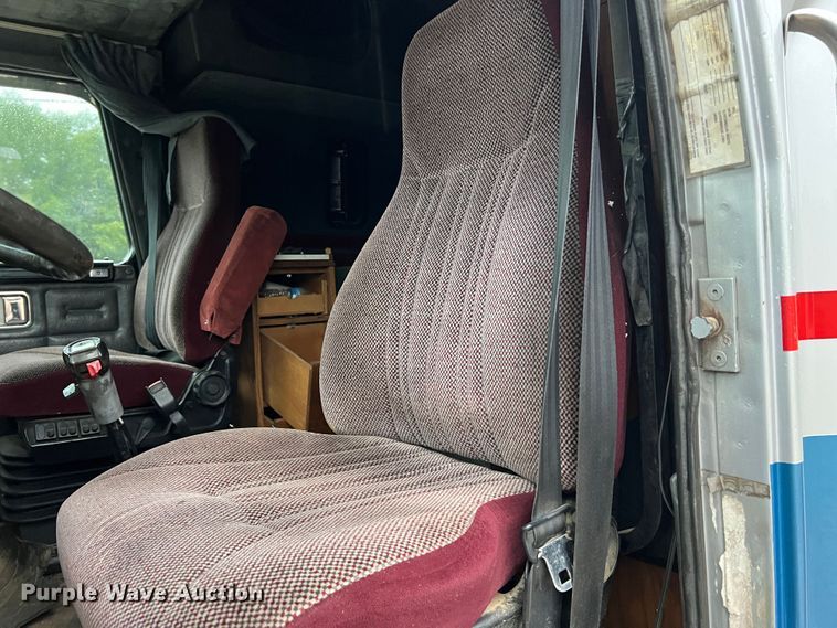 image for item JM9140 1992 White GMC WIA  Semi Truck