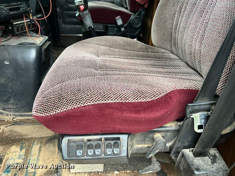 image for item JM9140 1992 White GMC WIA  Semi Truck