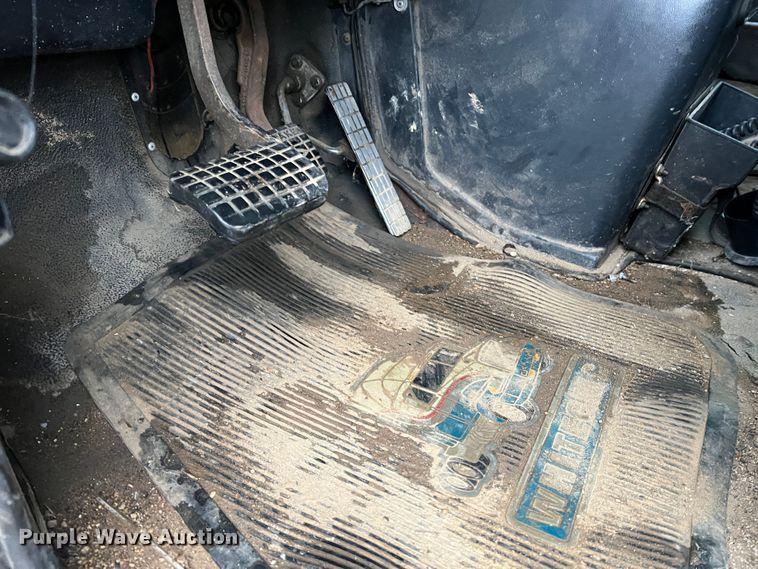 image for item JM9140 1992 White GMC WIA  Semi Truck