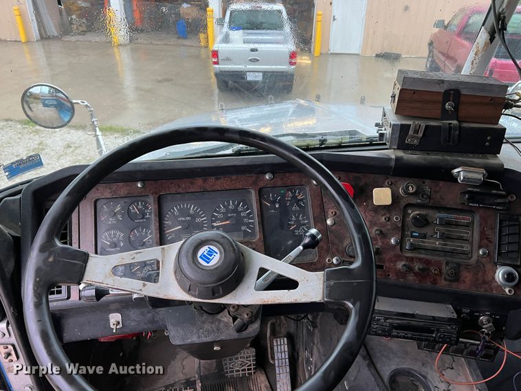 image for item JM9140 1992 White GMC WIA  Semi Truck