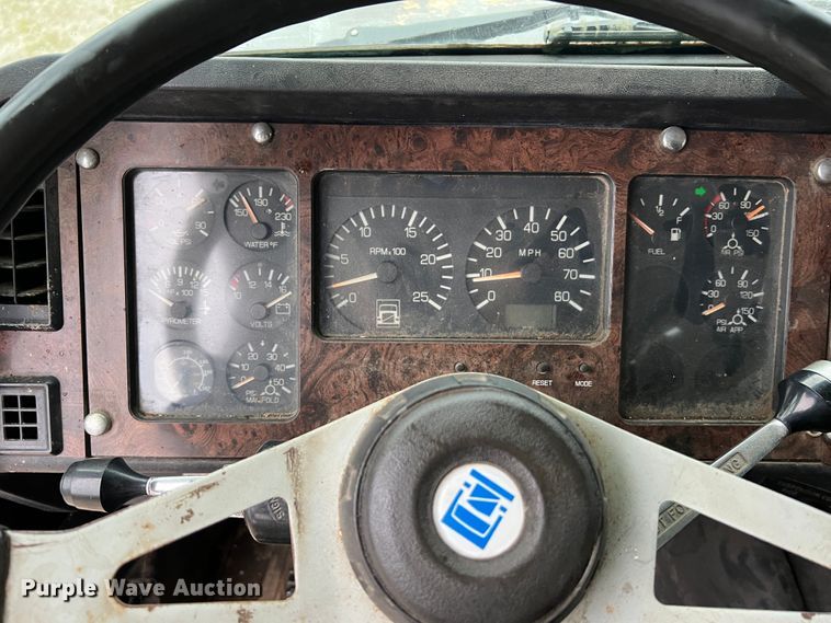 image for item JM9140 1992 White GMC WIA  Semi Truck