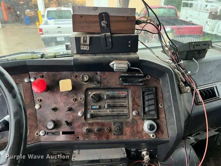 image for item JM9140 1992 White GMC WIA  Semi Truck