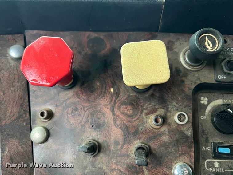 image for item JM9140 1992 White GMC WIA  Semi Truck