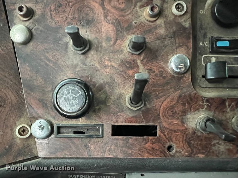 image for item JM9140 1992 White GMC WIA  Semi Truck