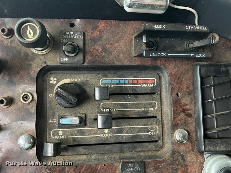 image for item JM9140 1992 White GMC WIA  Semi Truck