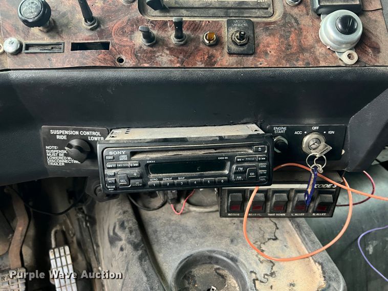 image for item JM9140 1992 White GMC WIA  Semi Truck