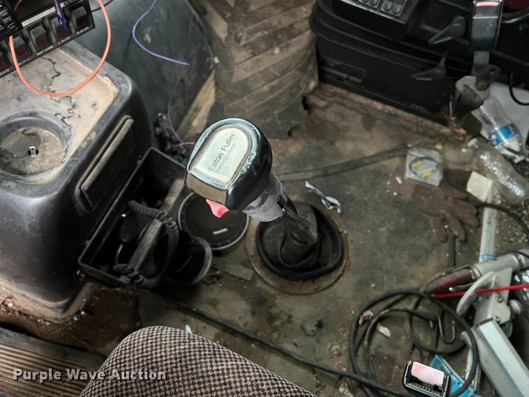 image for item JM9140 1992 White GMC WIA  Semi Truck