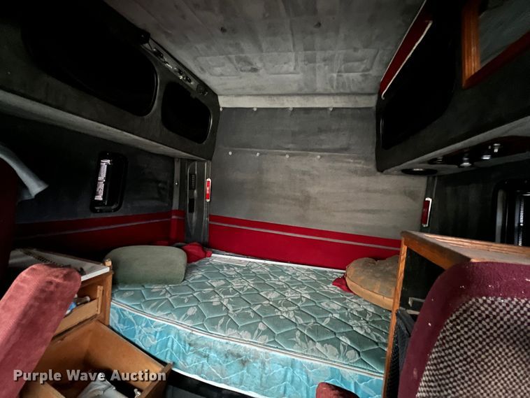 image for item JM9140 1992 White GMC WIA  Semi Truck