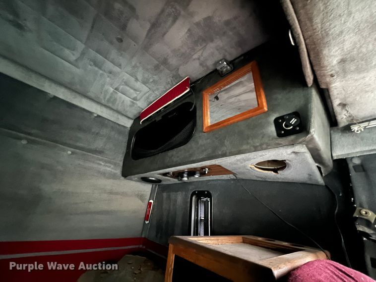 image for item JM9140 1992 White GMC WIA  Semi Truck