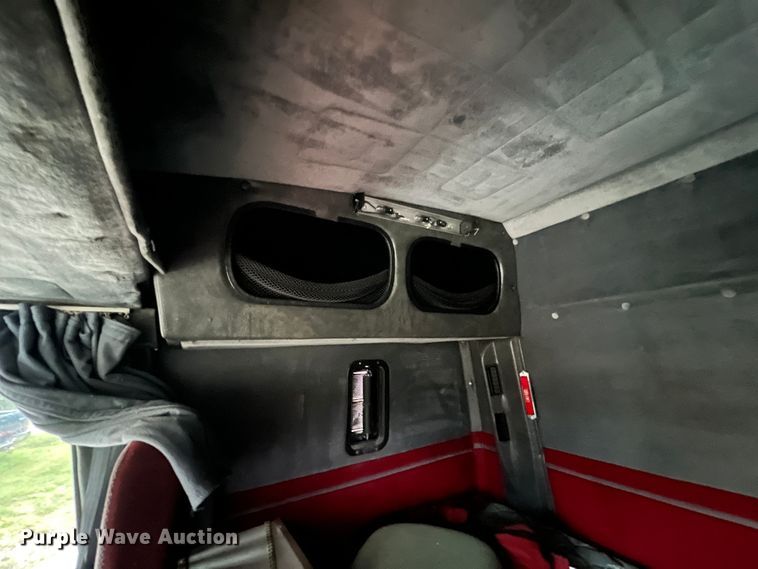 image for item JM9140 1992 White GMC WIA  Semi Truck