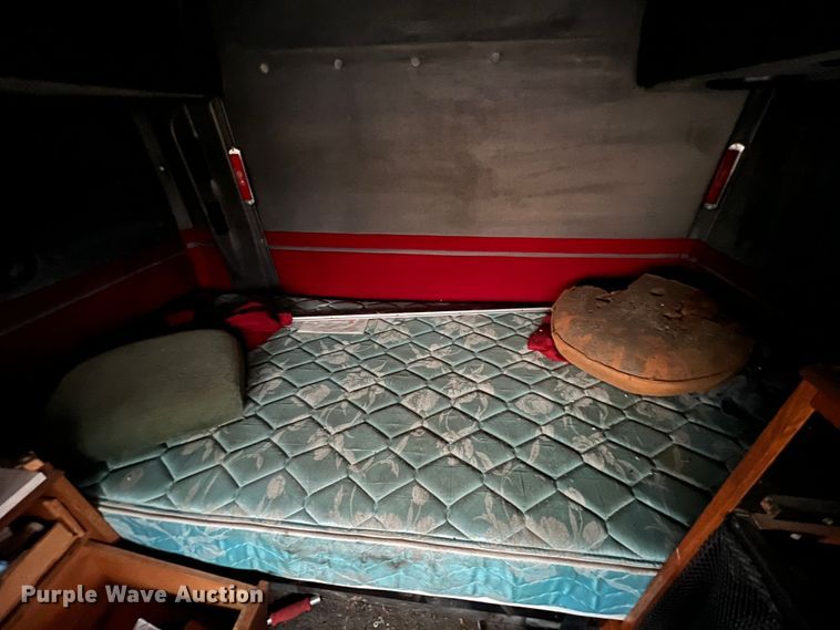 image for item JM9140 1992 White GMC WIA  Semi Truck