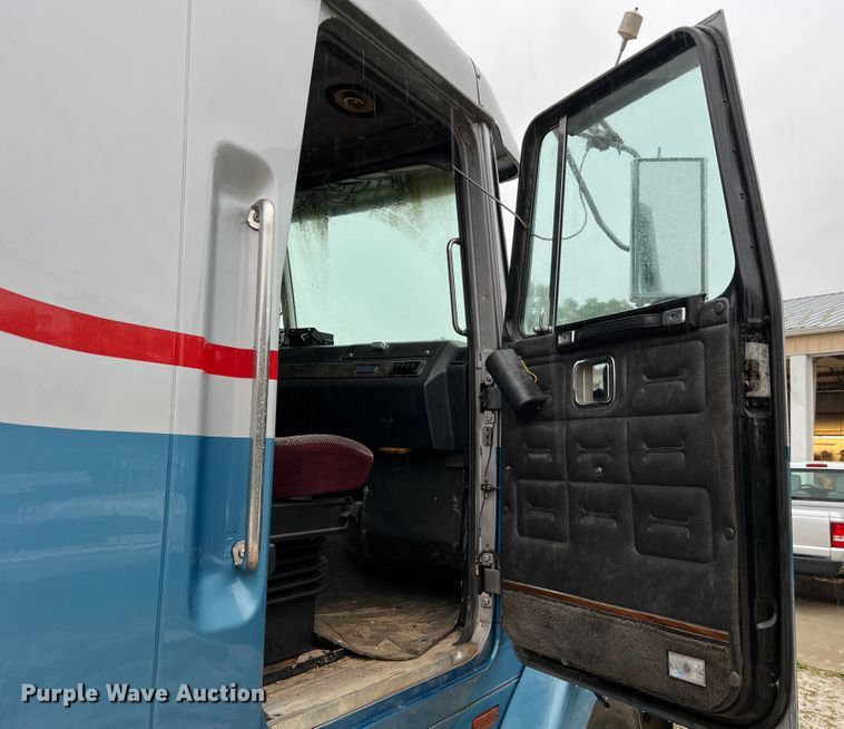 image for item JM9140 1992 White GMC WIA  Semi Truck