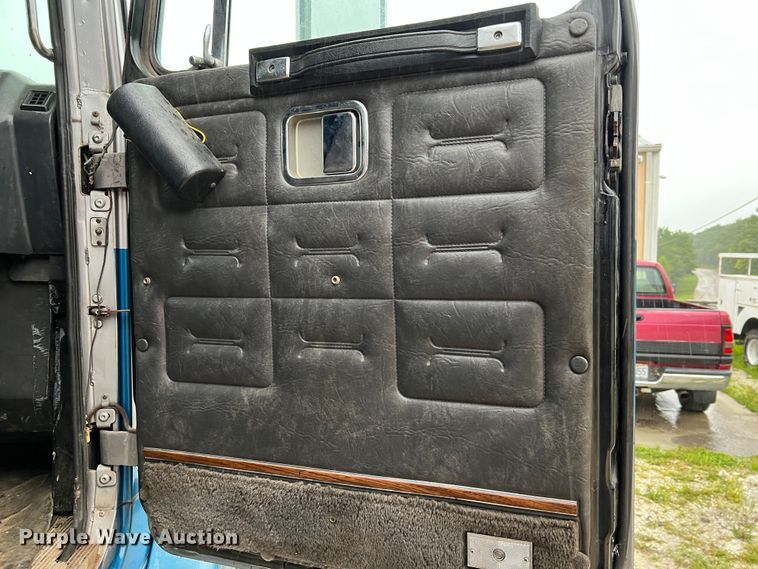 image for item JM9140 1992 White GMC WIA  Semi Truck