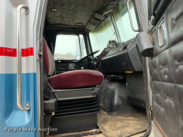 image for item JM9140 1992 White GMC WIA  Semi Truck