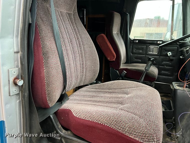 image for item JM9140 1992 White GMC WIA  Semi Truck