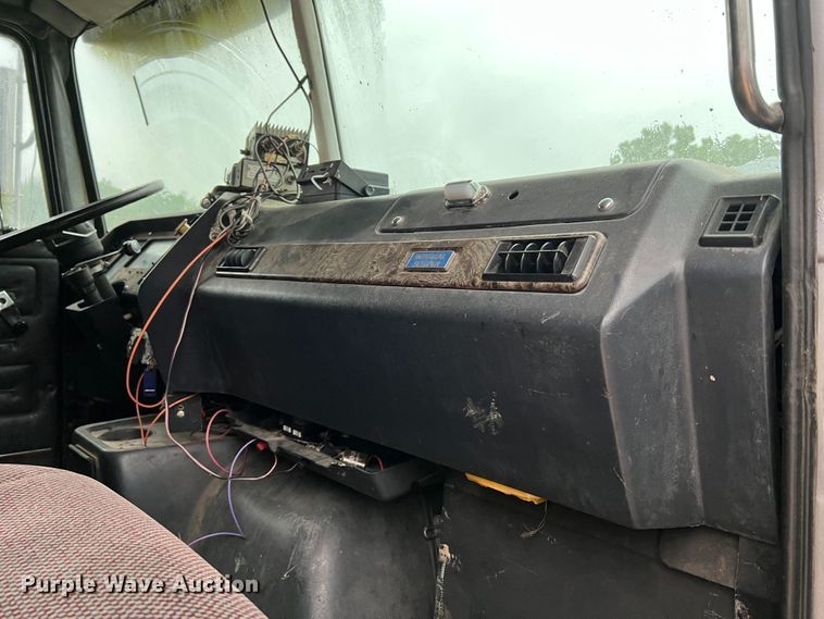 image for item JM9140 1992 White GMC WIA  Semi Truck