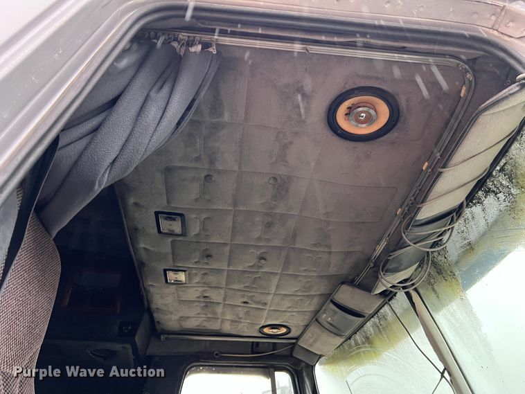 image for item JM9140 1992 White GMC WIA  Semi Truck