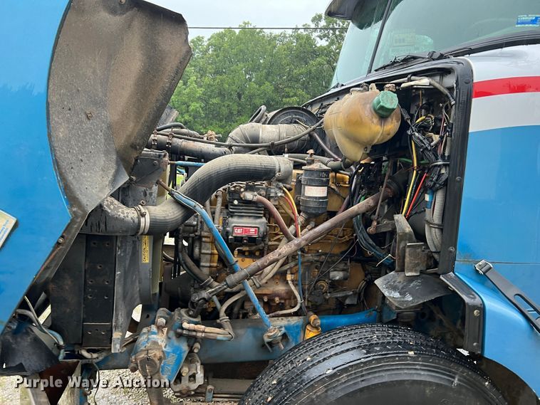 image for item JM9140 1992 White GMC WIA  Semi Truck