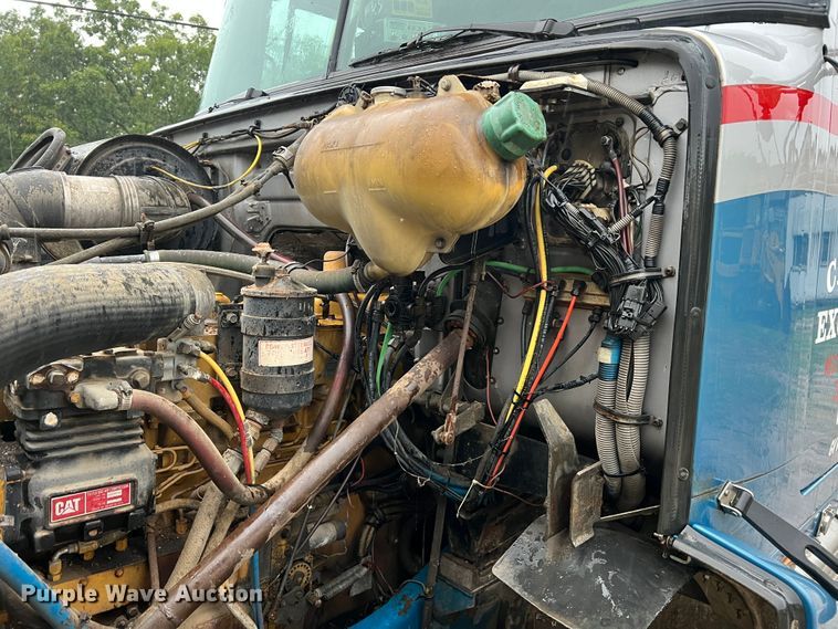 image for item JM9140 1992 White GMC WIA  Semi Truck