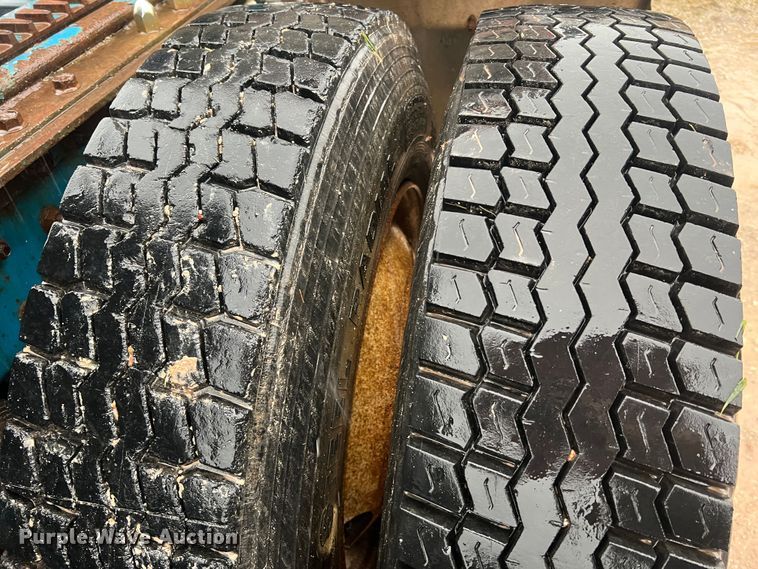 image for item JM9140 1992 White GMC WIA  Semi Truck